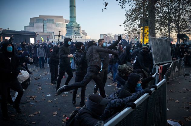 Des affrontements entre manifestants violents et forces de l'ordre samedi 28 novembre en marge de la...