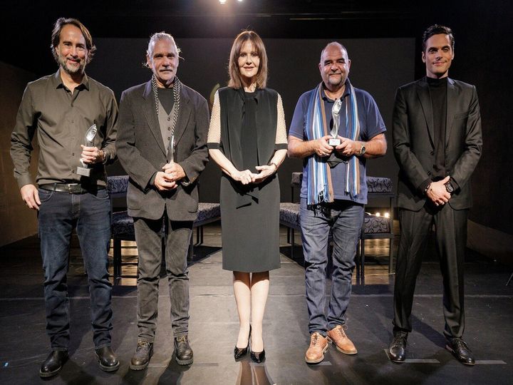 Τα βραβεία καλύτερης παράστασης παρέλαβαν οι Γιώργος Λυκιαρδόπουλος (3o βραβείο για τον «Άμλετ»), Γιώργος Χατζηνικολάου (1ο βραβείο για τη «Βασίλισσα της ομορφιάς»), και Δημήτρης Κατσαρός, Διευθυντής Παραγωγής των Αθηναϊκών Θεάτρων (2ο βραβείο για τον «Πατέρα»). Την απονομή έκανε η Κάτια Δανδουλάκη. Μαζί τους ο σκηνοθέτης και παρουσιαστής της βραδιάς Γιώργος Παπαγεωργίου.