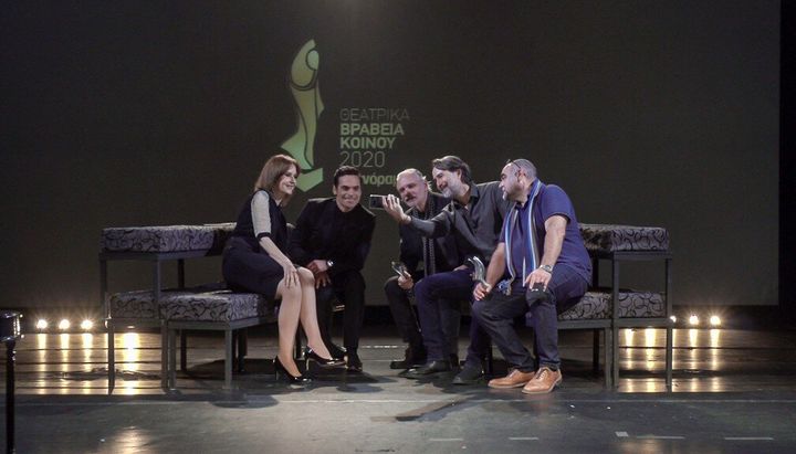 Και η απαραίτητη selfie των μεγάλων νικητών που παρέλαβαν τα βραβεία για τις καλύτερες παραστάσεις μαζί με την Κάτια Δανδουλάκη και τον Γιώργο Παπαγεωργίου. Γιώργος Λυκιαρδόπουλος (3o βραβείο για τον «Άμλετ»), Γιώργος Χατζηνικολάου (1ο βραβείο για τη «Βασίλισσα της ομορφιάς»), και Δημήτρης Κατσαρός (2ο βραβείο για τον «Πατέρα»). Kataxorisi_0010_stank3.jpg Ο Γιάννης Στάνκογλου και ο Γιώργος Παπαγεωργίου δεν μπόρεσαν να αρκεστούν στην παραδοσιακή αγκωνιά