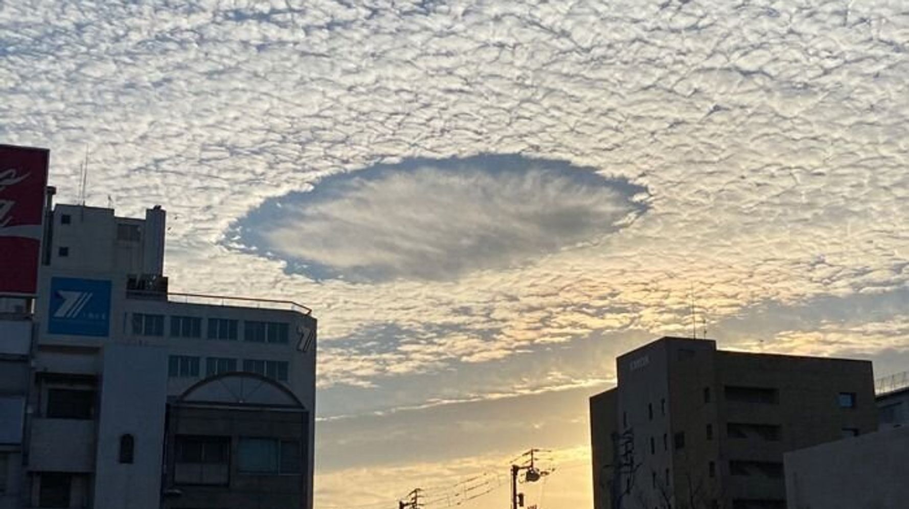 穴あき雲とは 空にポッカリと穴が出現 不思議な現象が起きる理由は ハフポスト