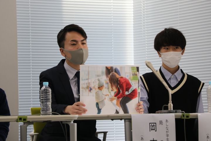 記者会見で遺児たちの暮らしの実態を報告する岡本蓮さん（左）ら遺児の大学生