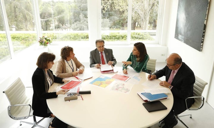 Reunión de la reina Letizia ensu despacho en abril de 2019.