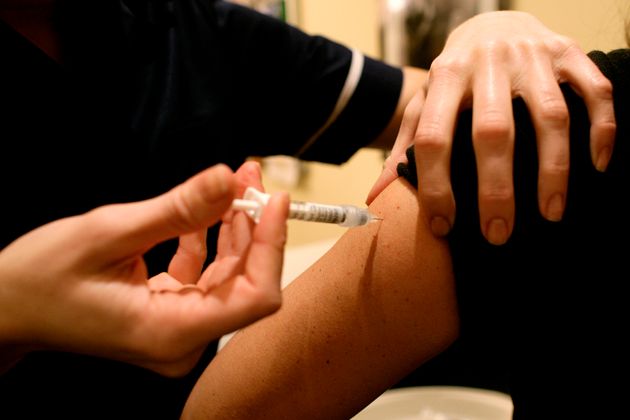 La campagne de vaccination en France contre le Covid-19 pourrait se faire en 5 étapes, selon la...