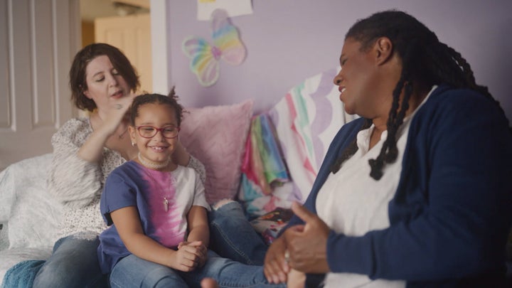 Mariana, Eliza and Joyia share a family bonding moment while Mariana styles Eliza’s hair.(Photograph: Courtesy of Pantene)