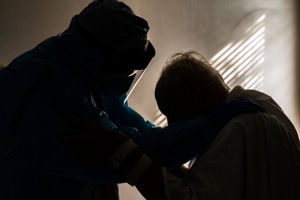 Ένας γιατρός αγκαλιάζει τον ασθενή του που κλαίει-Όλος ο πόνος από την πανδημία σε μια