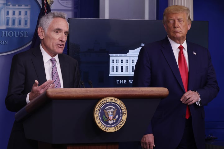 Scott Atlas, junto a Donald Trump en una rueda de prensa el 16 de septiembre de 2020 (Alex Wong/Getty Images).