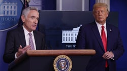 Dimite el controvertido asesor de Trump sobre el coronavirus contrario a las