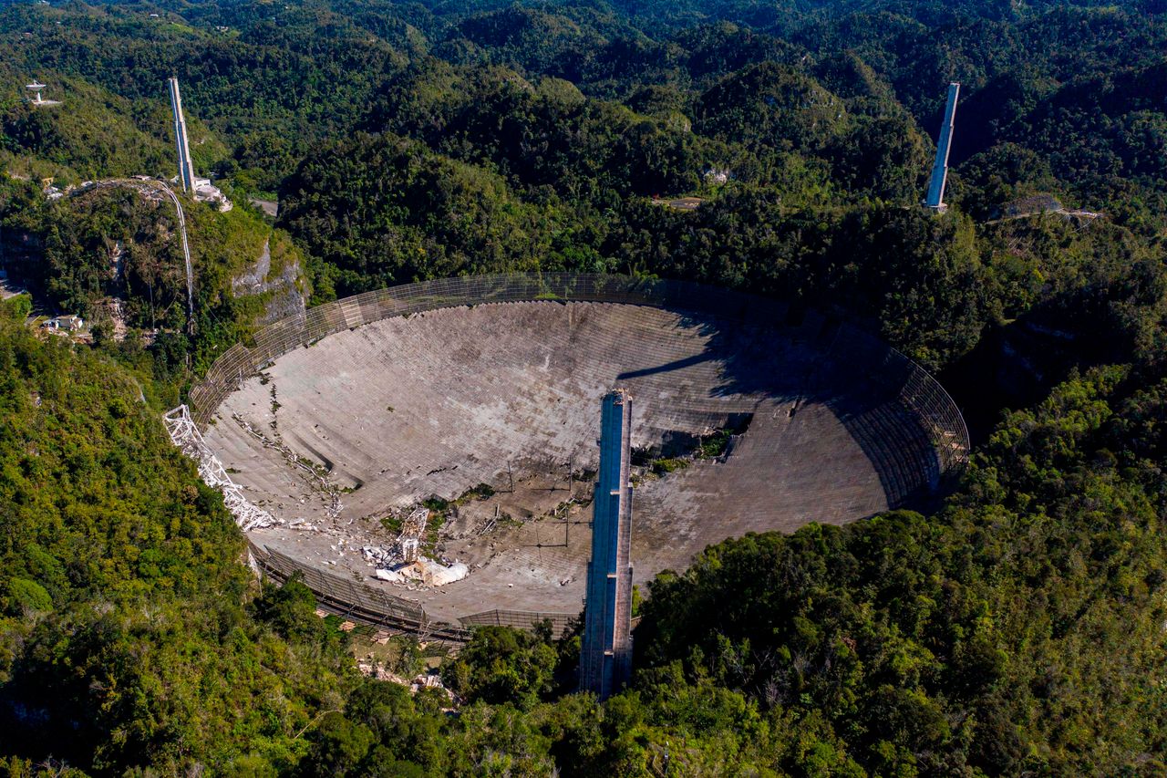 重さ約900トンの受信機がケーブルごと反射面に落下して損傷したアレシボ天文台（12月1日撮影） (Photo by RICARDO ARDUENGO/AFP via Getty Images)