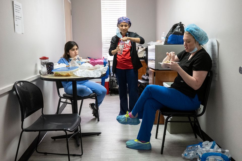 2020년 11월 26일 텍사스 휴스턴에 있는 유나이티드 메모리얼 메디컬 센터. 추수감사절 동안 코로나19 중환자실(ICU)의 휴게소에서 의료진이 음식을 즐기고