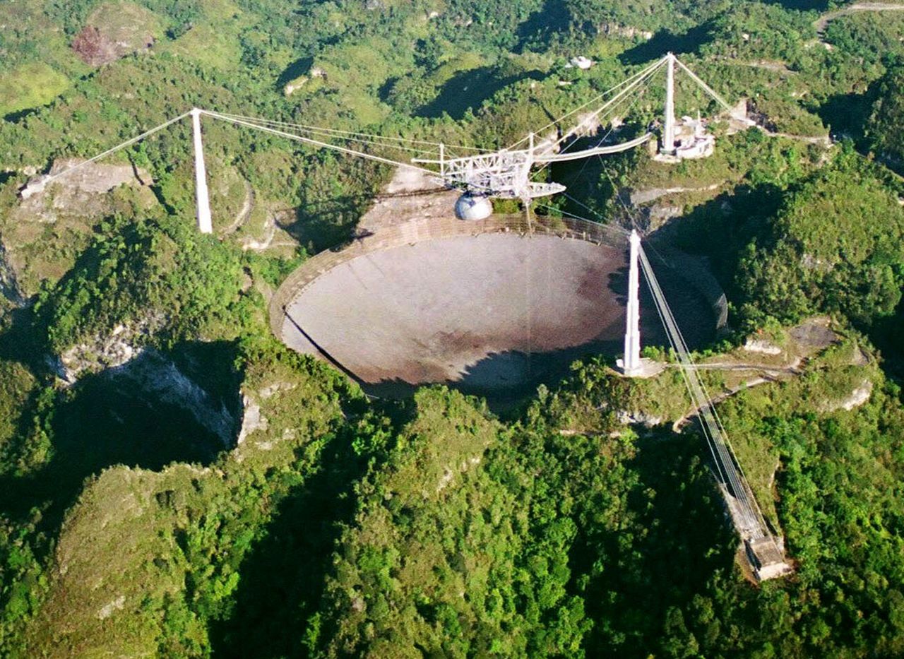 受信機が落下する前のアレシボ天文台。3本のタワーからケーブルが延びている（2003年撮影）