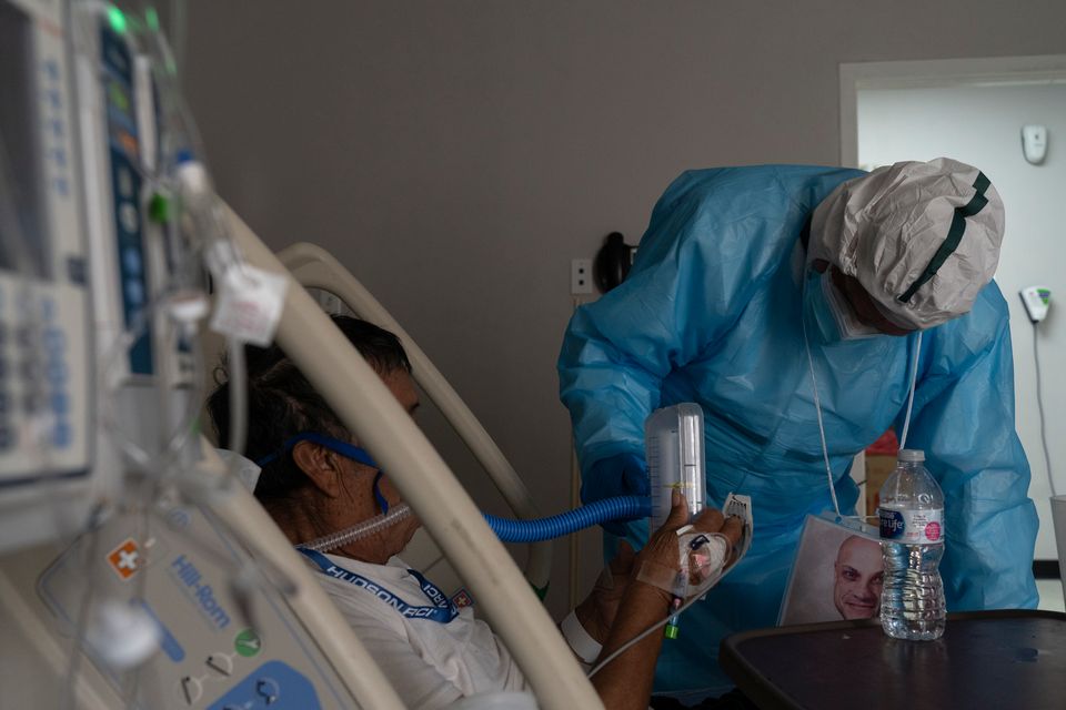 2020년 11월 14일 텍사스 주 휴스턴의 유나이티드 메모리얼 메디컬 센터에서 코로나19 중환자실(ICU)에서 환자의 호흡을 측정하고