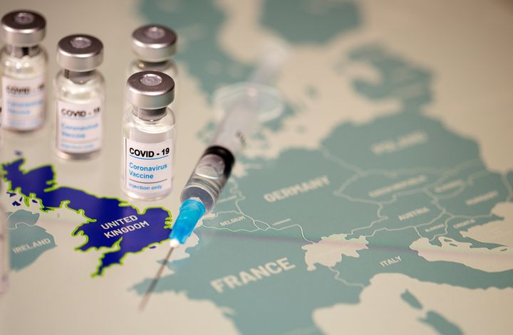 Φιαλίδια με την ετικέτα "COVID-19 Coronavirus-Vaccine" και ιατρικές σύριγγες επί του χάρτη της ΕΕ καθώς η κούρσα του εμβολιασμού ξεκινά. 2 Δεκεμβρίου 2020. REUTERS/Dado Ruvic/Illustration