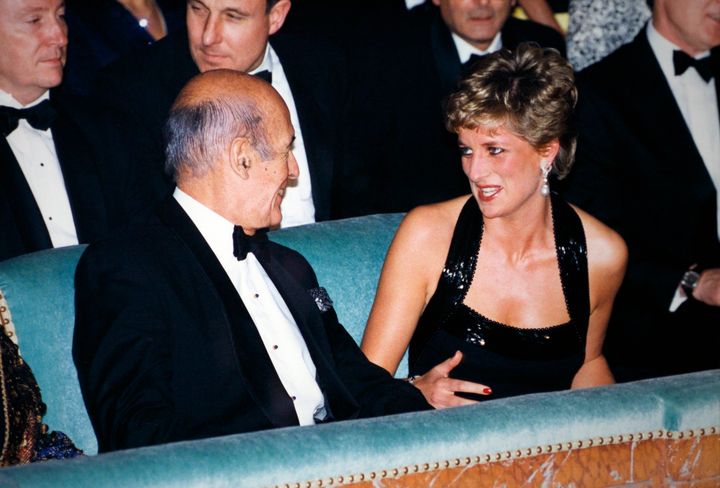 Valéry Giscard d'Estaing assis à côté de Lady Diana qui préside la 2ème Nuit internationale de l'Enfance le 25 novembre 1994 à Paris, France. (Photo by SERGE ARNAL/Gamma-Rapho via Getty Images)
