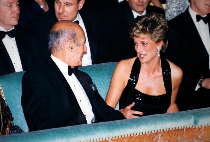 Valéry Giscard d'Estaing assis à côté de Lady Diana qui préside la 2ème Nuit internationale de l'Enfance le 25 novembre 1994 à Paris, France. (Photo by SERGE ARNAL/Gamma-Rapho via Getty Images)