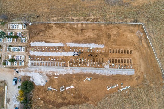 Μακάβριες εικόνες στη Θεσσαλονίκη: Ανοίγουν νέους τάφους για τους νεκρούς του