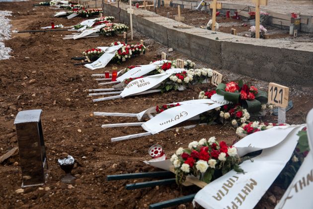 Μακάβριες εικόνες στη Θεσσαλονίκη: Ανοίγουν νέους τάφους για τους νεκρούς του
