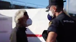 El fotógrafo Javier Bauluz denuncia en Twitter el trato de la policía al cubrir la migración en