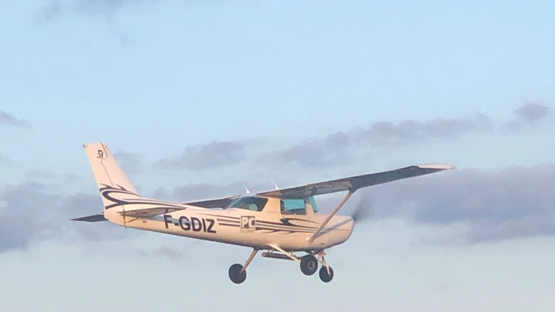 Confinement: à Thouars, ce pilote parcourt en avion les 20 km