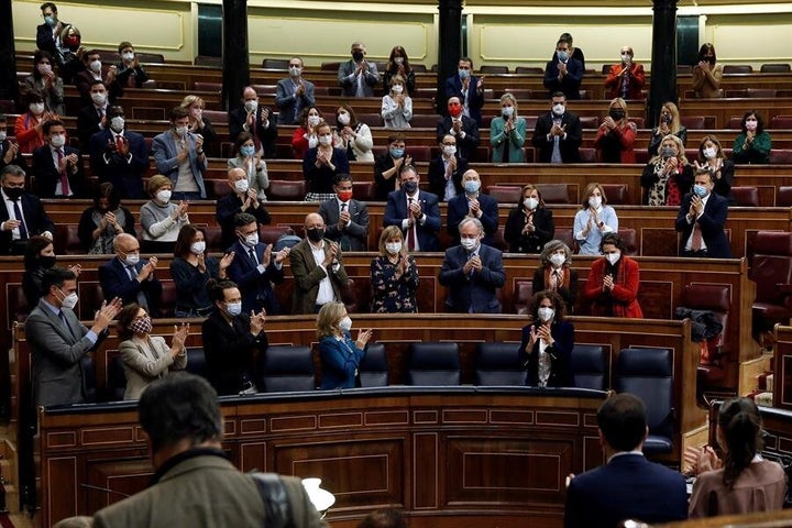 Los diputados aplauden a la ministra de Hacienda, María Jesús Montero, tras la aprobación de los presupuestos.