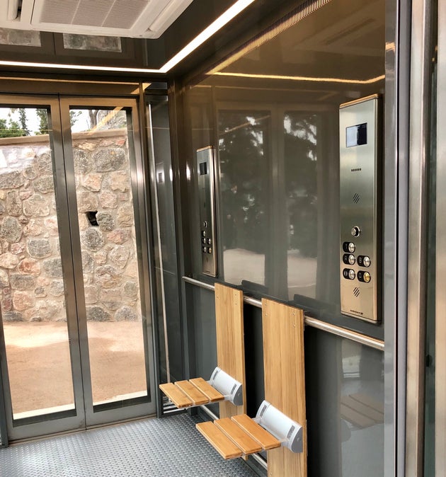 Το εσωτερικό της καμπίνας του νέου ανελκυστήρα ΑμεΑ στην Ακρόπολη