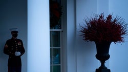 Destruyendo documentos y planeando indultos: Comienza la desbandada general en