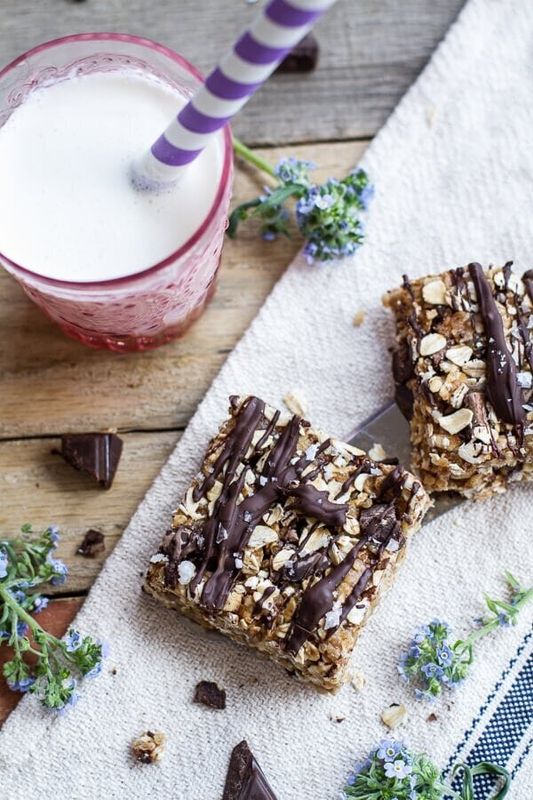 Healthy No-Bake Salted Dark Chocolate Chunk Oatmeal Bars from Half Baked Harvest﻿