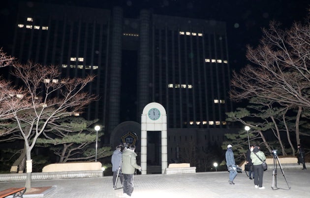 이낙연 더불어민주당 대표실 부실장이 3일 오후 서울 중앙지방법원 인근에서 숨진 채 경찰에 발견된 가운데 취재진 취재를 하고