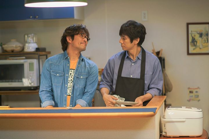 内野聖陽さん（左）、西島秀俊さんが主演を務めたドラマ「きのう何食べた？」より。男性カップルのあたたかい日常を描いた。よしながふみさんの同名漫画が原作。