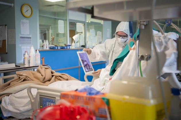 ΗΠΑ: Συνταρακτική εικόνα με δεκάδες τάμπλετ σε ΜΕΘ για το στερνό αντίο στους ασθενείς