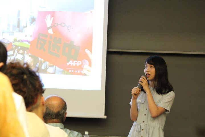 日本語で香港民主派現状を伝える周庭さん（2019年、明治大学）