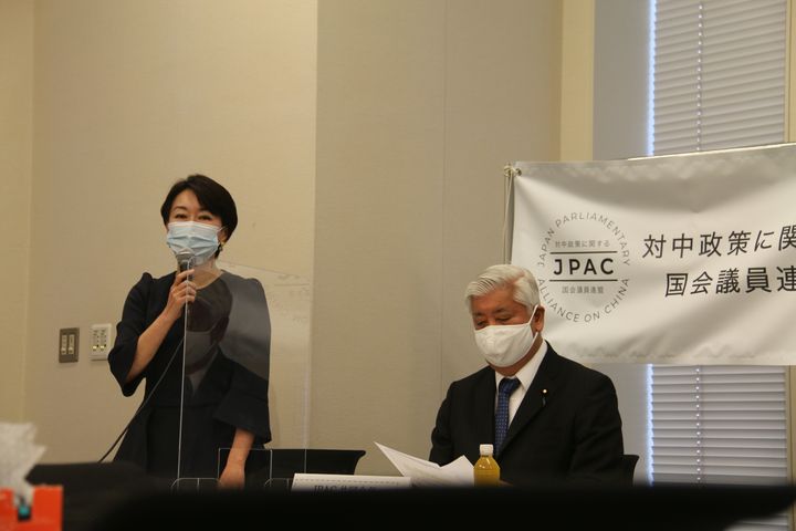 JPAC総会の様子。山尾志桜里議員（左）と自民党の中谷元・元防衛相（右）