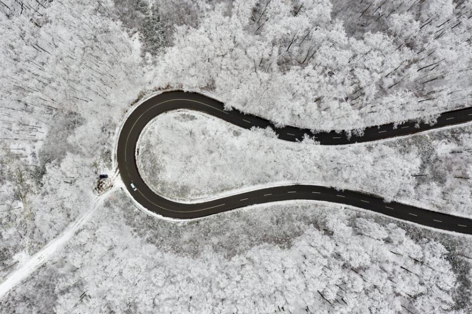 Φιδίσιος δρόμος περιτριγυρισμένος από δέντρα γεμάτα χιόνι και πάγο κοντά στο Παραντσασβάρ στα όρη Μάτρα της Ουγγαρίας, την Δευτέρα, 30 Νοεμβρίου, 2020.
