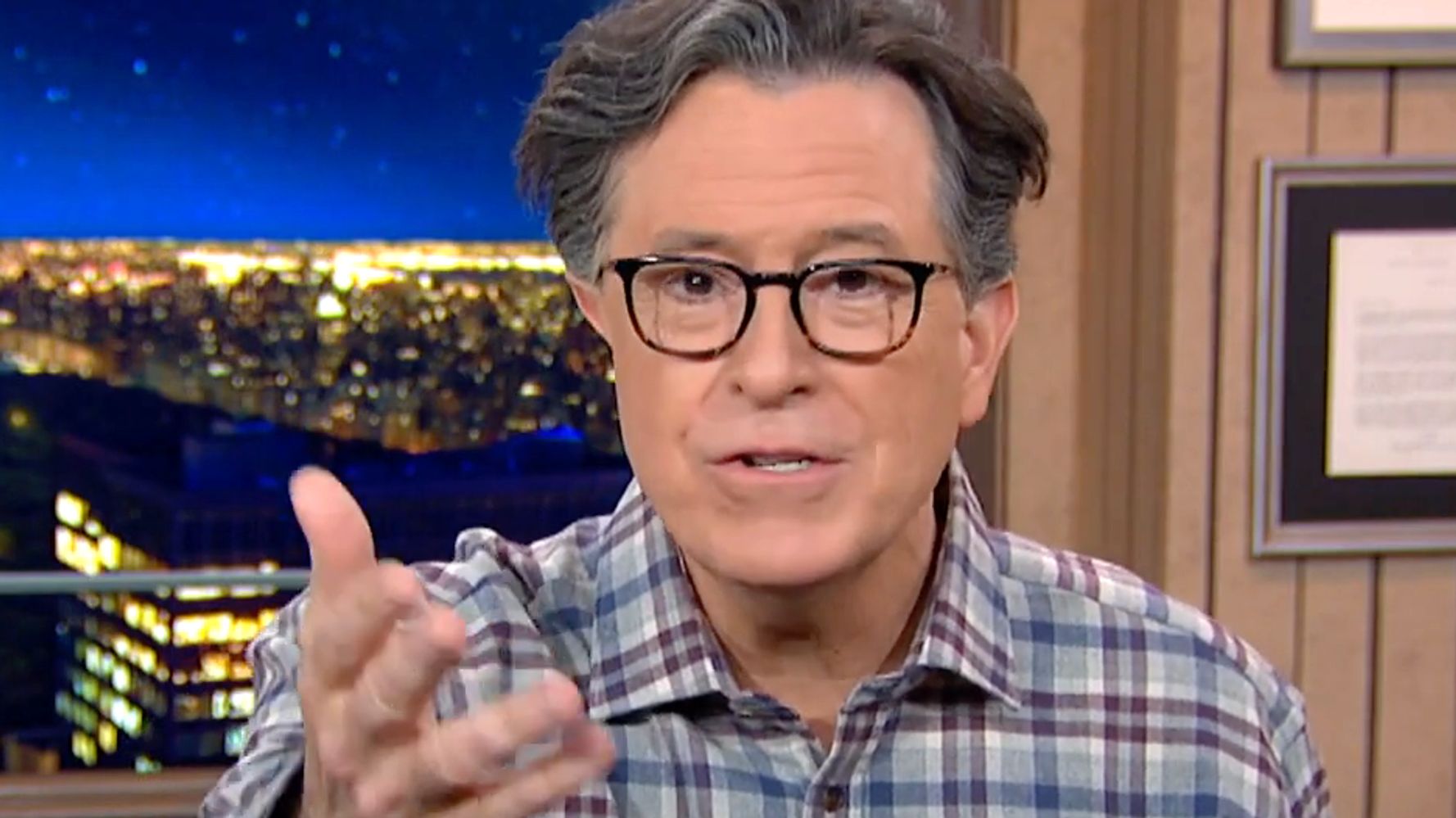 Colbert daag Obama uit, Bush en Clinton om COVID-19-entstof op 'Late Show' te neem