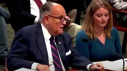 A Giuliani, abogado de Trump, se le escapan dos pedos durante su comparecencia: ojo a la cara de la mujer de al