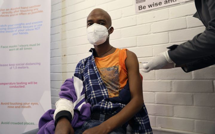 Un volontaire reçoit une injection à l'hôpital Chris Hani Baragwanath de Soweto, à Johannesburg, le 24 juin 2020, dans le cadre de l'essai d'un candidat-vaccin contre la COVID-19 développé à l'Université d'Oxford, au Royaume-Uni, avec AstraZeneca.