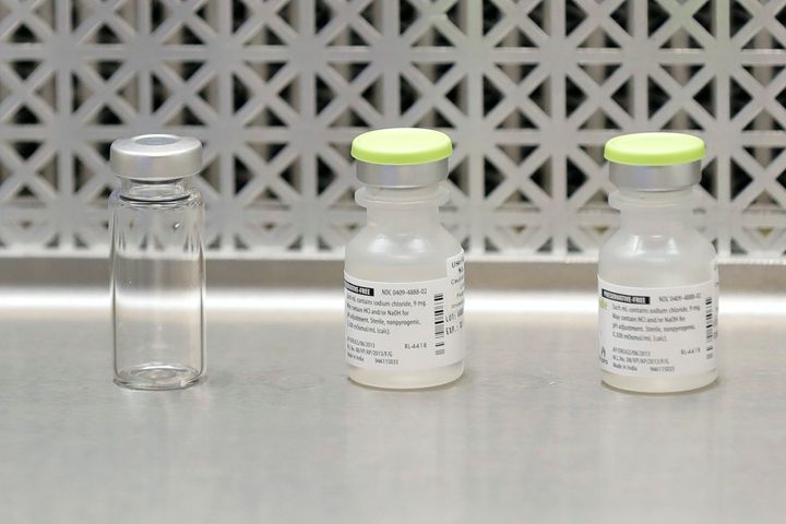 Cette photo du 16 mars 2020 montre les flacons utilisés par les pharmaciens pour préparer les seringues utilisées lors de la première phase d'une étude d'innocuité du candidat-vaccin contre la COVID-19 au Kaiser Permanente Washington Health Research Institute, à Seattle.