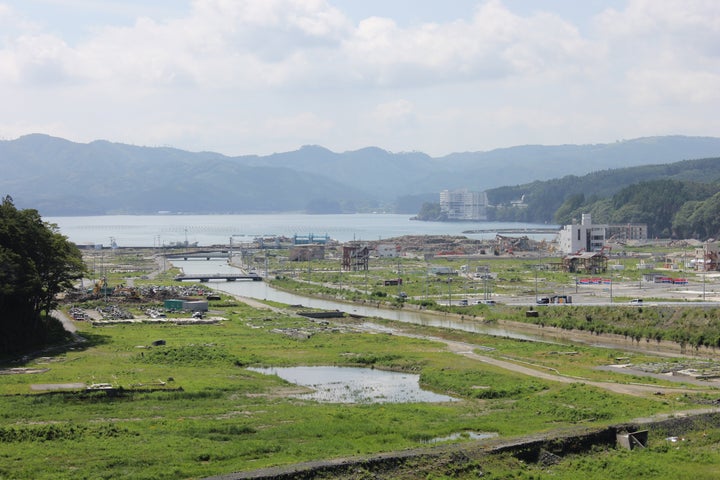 震災後、志津川中学校付近から撮影した街の様子（2012年8月）