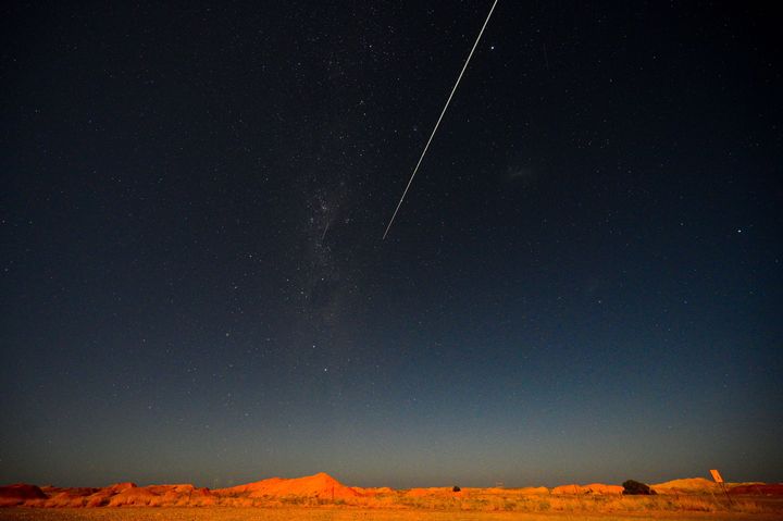 小惑星探査機「はやぶさ2」を離れたカプセルがオーストラリア南部の砂漠に着地した＝2020年12月6日