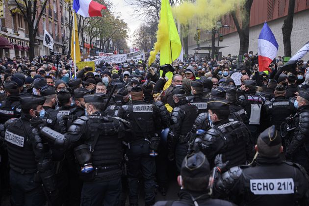 Les forces de l'ordre le 5 décembre 2020 à Paris lors d'une manifestation contre la proposition...