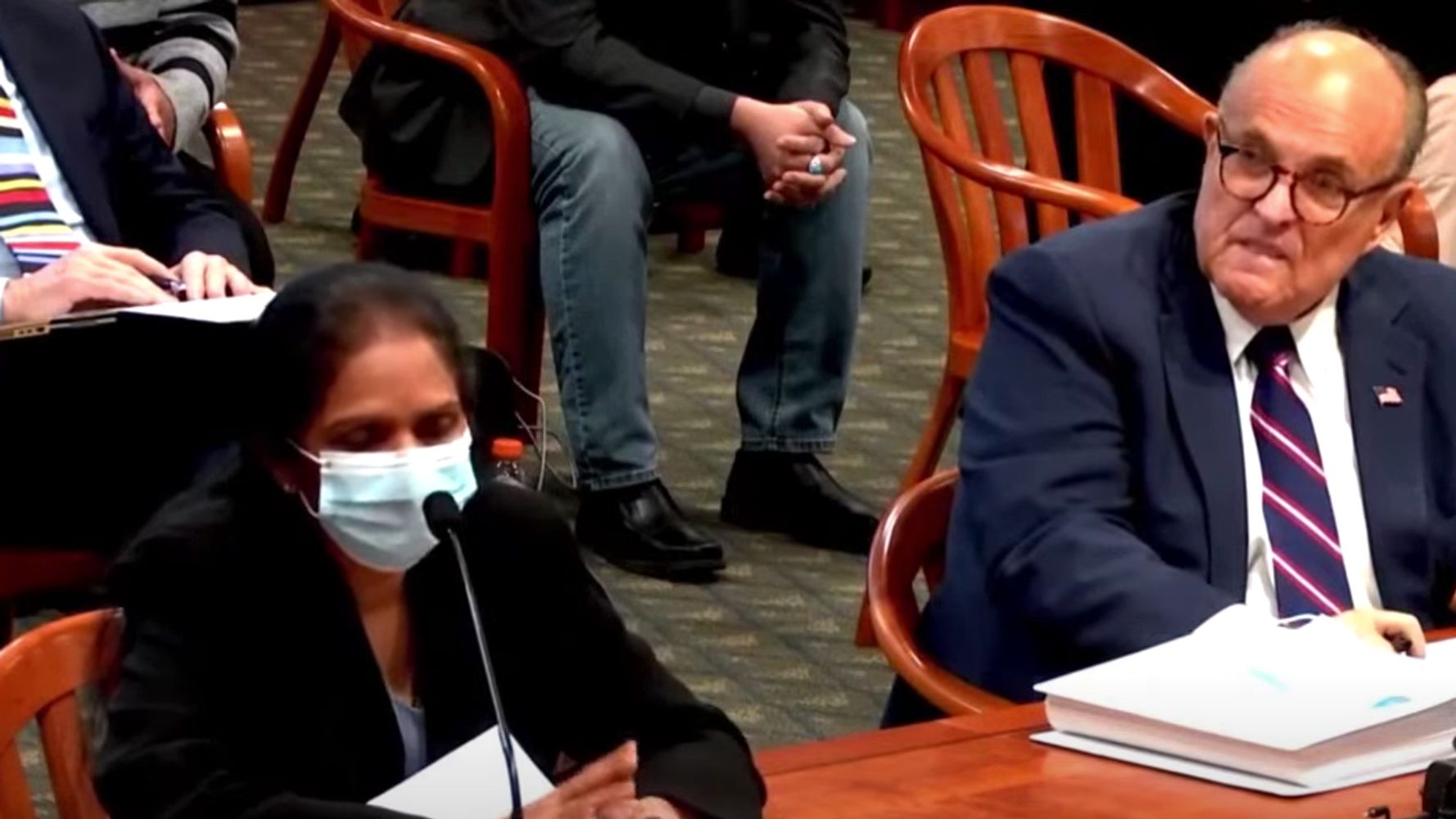 Giuliani chiede alla donna di rimuovere la maschera giorni prima della diagnosi del virus in una clip riaffiorata