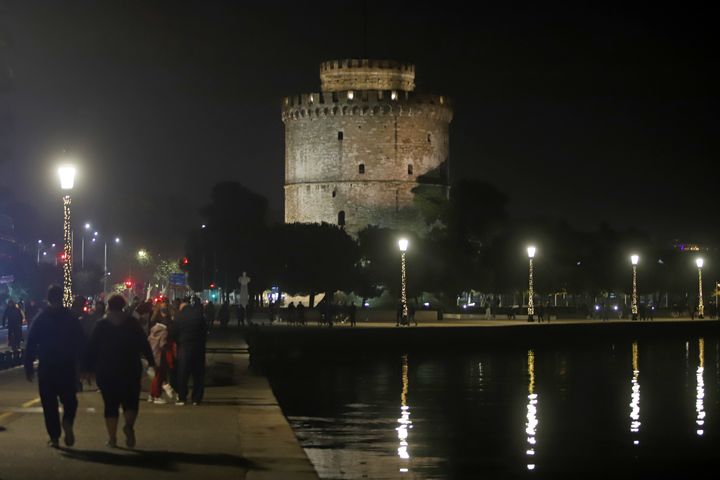 Χριστουγεννιάτικη Θεσσαλονίκη με φόντο τον Λευκό Πύργο