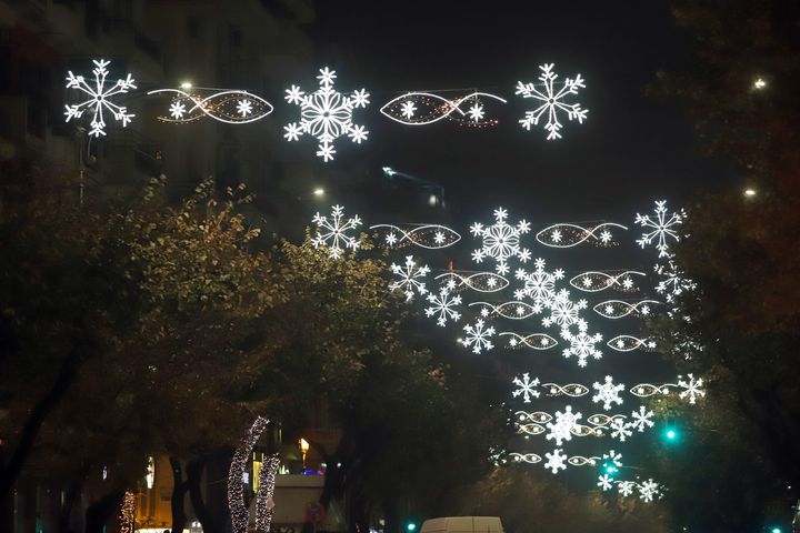 Χριστουγεννιάτικο φως στους δρόμους της Θεσσαλονίκης. 