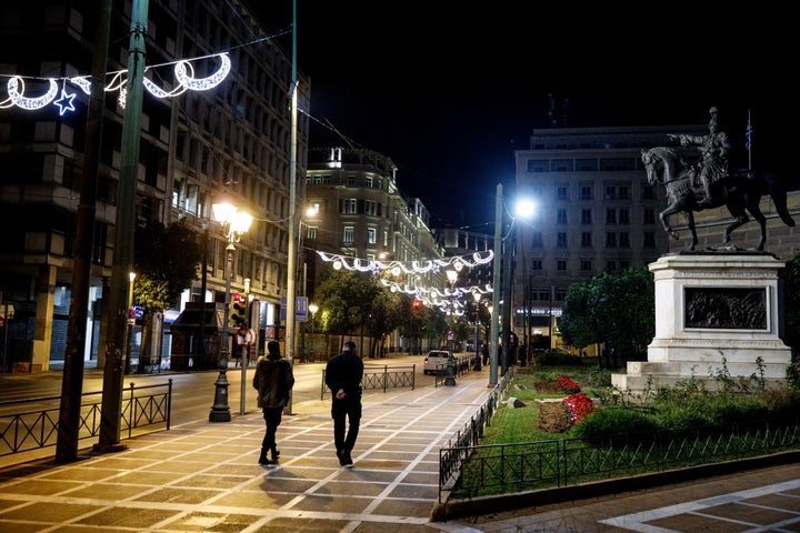 Χριστουγεννιάτικος στολισμός στην οδό Σταδίου 