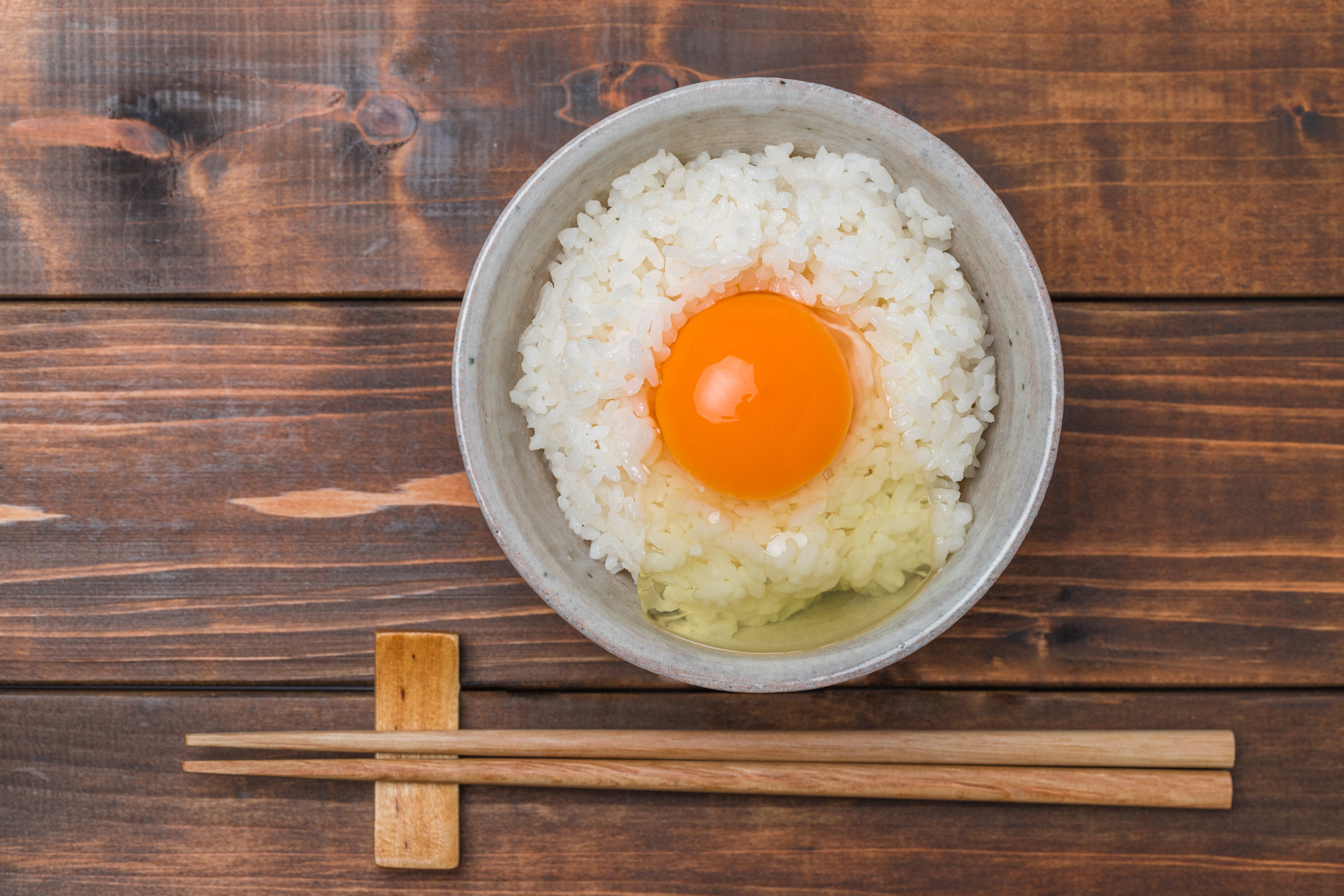 これだけでいい、これだけでおいしい」たまごかけご飯が、時代を超えて愛されるワケ。 | ハフポスト 特集