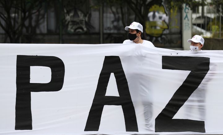"Ειρήνη". Πρώην μαχητές της FARC διαδηλώνουν ζητώντας από την κυβέρνηση να τηρήσει τη συμφωνία του 2016 και να εγγυηθεί για την ασφάλεια τους (1η Νοεμβρίου 2020)