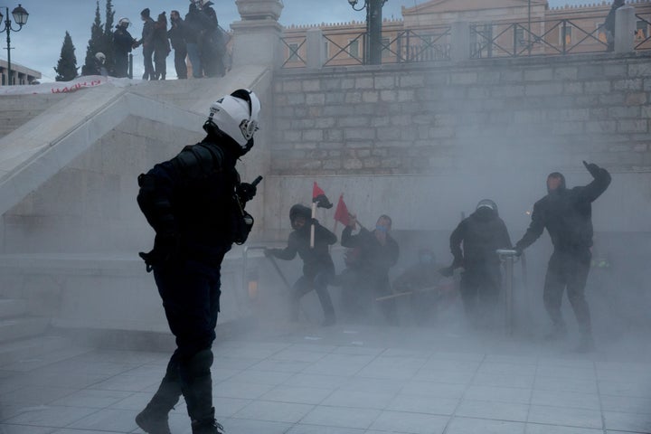 4 Δεκεμβρίου 2020 παραμονές της επετείου για το δολοφονία Γρηγρόπουλου. Ένταση και προσαγωγές ανάμεσα σε ομάδα αντιεξουσιαστών και ανδρών της αστυνομίας στην πλατεία Συντάγματος.