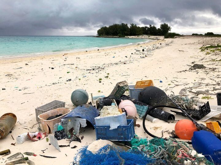 Le volume de plastique dans les océans pourrait doubler au cours des dix prochaines années si la production et la consommation de produits plastiques restent à leurs niveaux actuels. Des déchets plastiques sur la plage de l'atoll de Midway dans le nord-ouest des îles hawaïennes. Image d'illustration. 