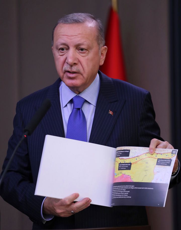 12 Νοεμβρίου 2019. Ο Ταγιπ Ερντογάν επιδεικνύει τα "ειρηνικά" σχέδια της Τουρκία για την Συρία. Οι Ευρωπαίοι ουδέποτε τα αποδέχθηκαν. (Presidential Press Service via AP, Pool)