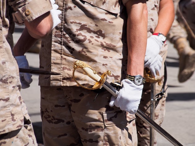 Imagen de archivo de un militar espa&ntilde;ol sosteniendo un