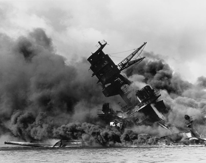 珠湾攻撃で炎上する米戦艦アリゾナ＝1941年12月8日撮影